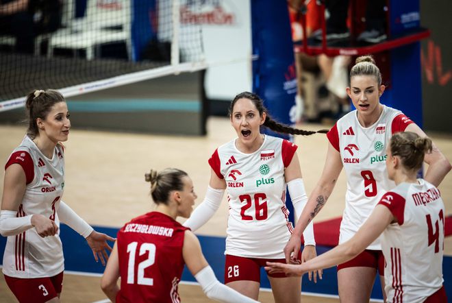 波兰女排3-0日本队，豪取四连胜，领跑积分榜，中国女排迎来利好